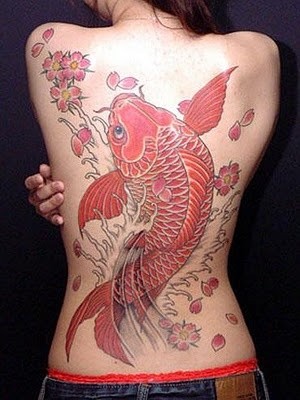 女性背部时尚的鲤鱼纹身