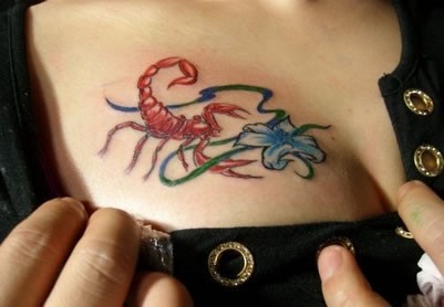 女性胸部时尚的蝎子图腾纹身