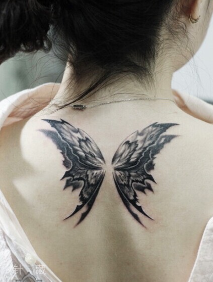 女生背部超级好看的翅膀纹身