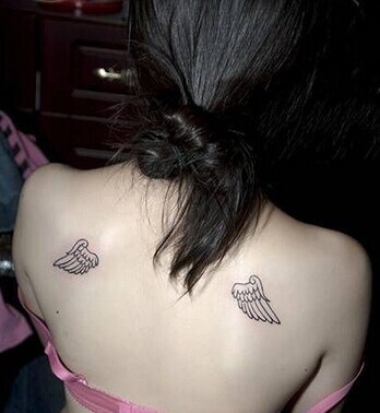 女生背部超级好看的翅膀纹身