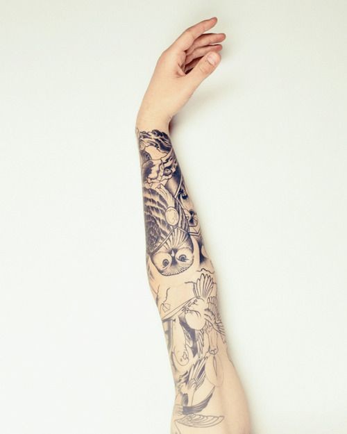 手臂上一款猫头鹰花臂纹身