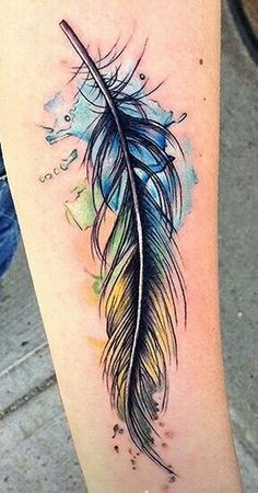 手臂上唯美漂亮的羽毛纹身