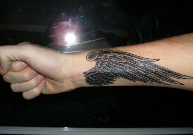 手臂上炫酷的翅膀纹身