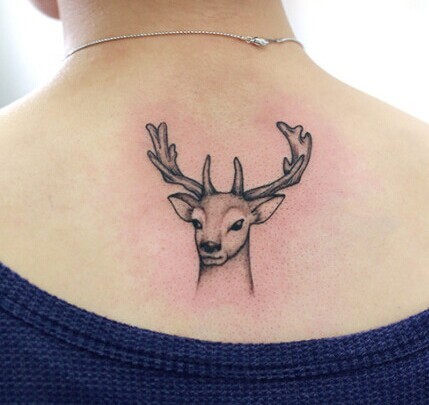 女生背部唯美漂亮的鹿纹身