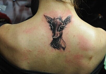 女生背部唯美漂亮的鹿纹身