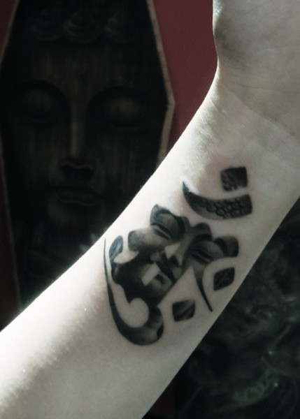 小臂上一款好看的梵文纹身