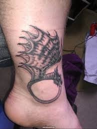 脚踝处长着翅膀的龙纹身