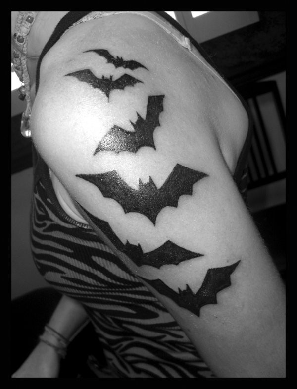 手臂帅气的蝙蝠图腾纹身