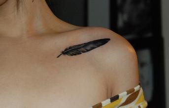 美女锁骨一根小小的羽毛纹身