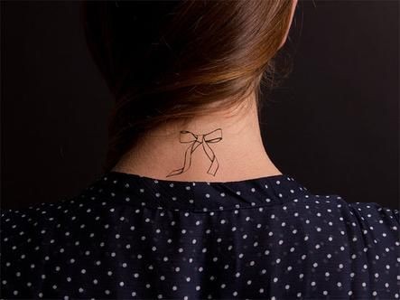 颈部小巧的蝴蝶结纹身