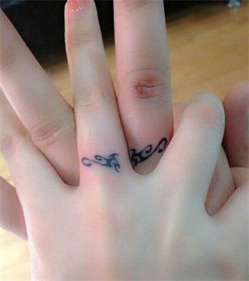 情侣手指特别好看的图腾纹身