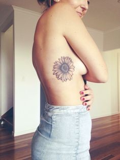 美女身上的向日葵纹身