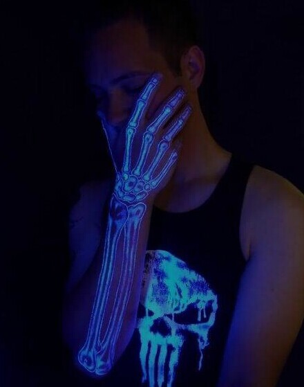 超炫的手臂骨骼荧光纹身