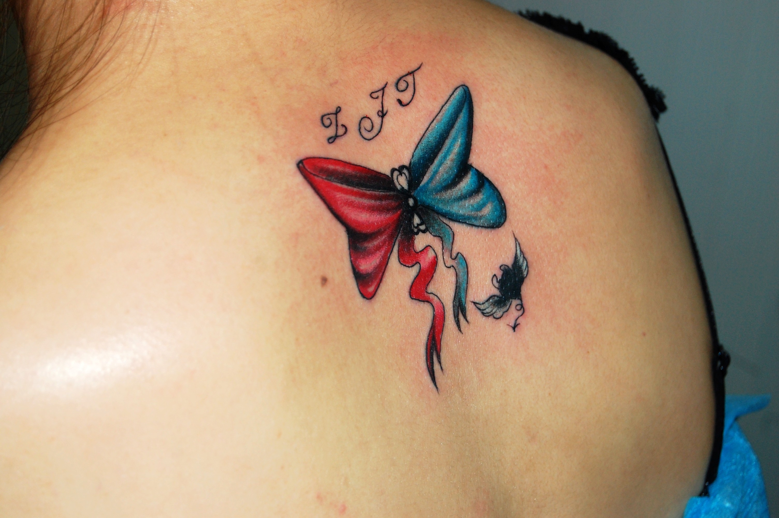 背部漂亮的蝴蝶结纹身
