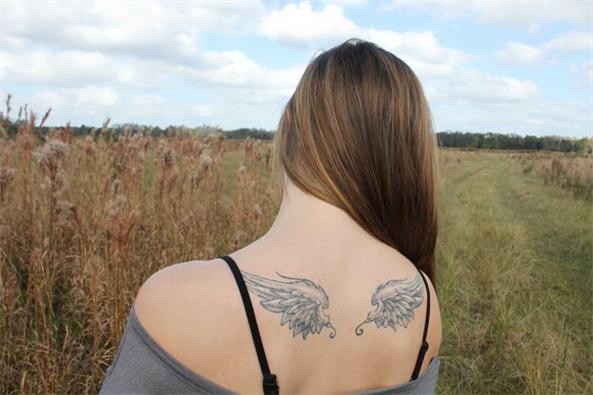 美女背部漂亮唯美的翅膀纹身