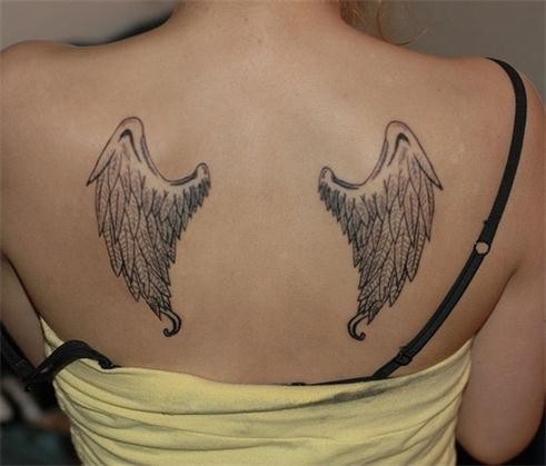 美女背部漂亮唯美的翅膀纹身