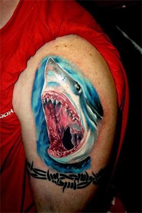 手臂帅气的鲨鱼纹身