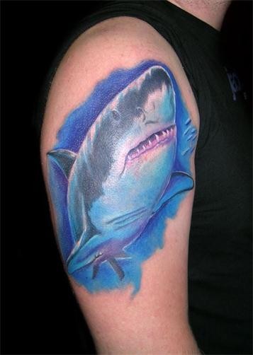 手臂帅气的鲨鱼纹身