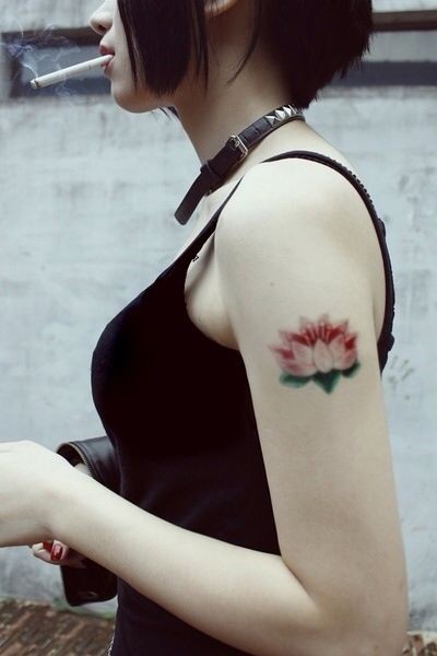 美女手臂漂亮的花朵纹身