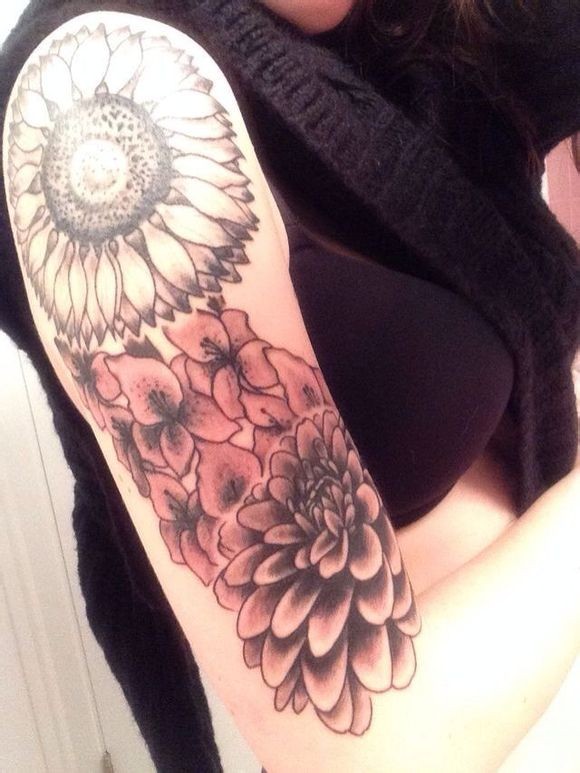 美女手臂漂亮的花朵纹身