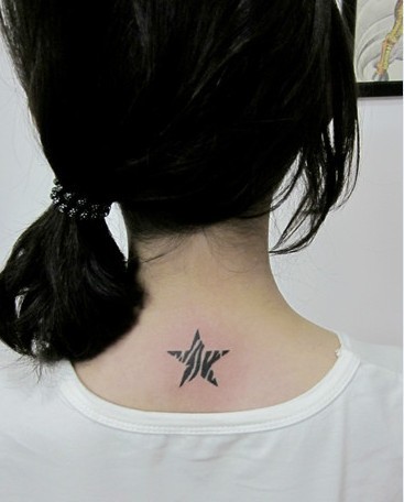 脖子后面的五角星纹身图案