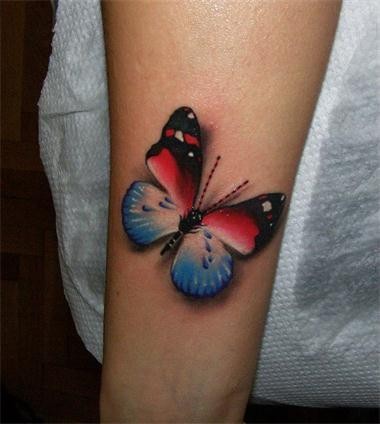 手臂上一只漂亮的蝴蝶纹身