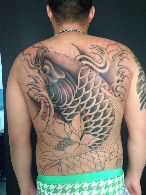背部一款经典的黑白鲤鱼纹身