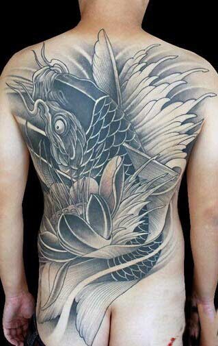 背部一款经典的黑白鲤鱼纹身