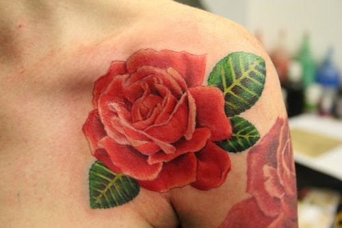 肩部妖艳的玫瑰纹身