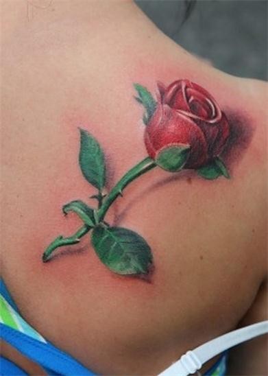 肩部妖艳的玫瑰纹身