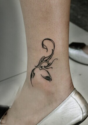 脚踝甜美的蝎子图腾纹身