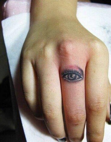 手指上个性的眼睛纹身