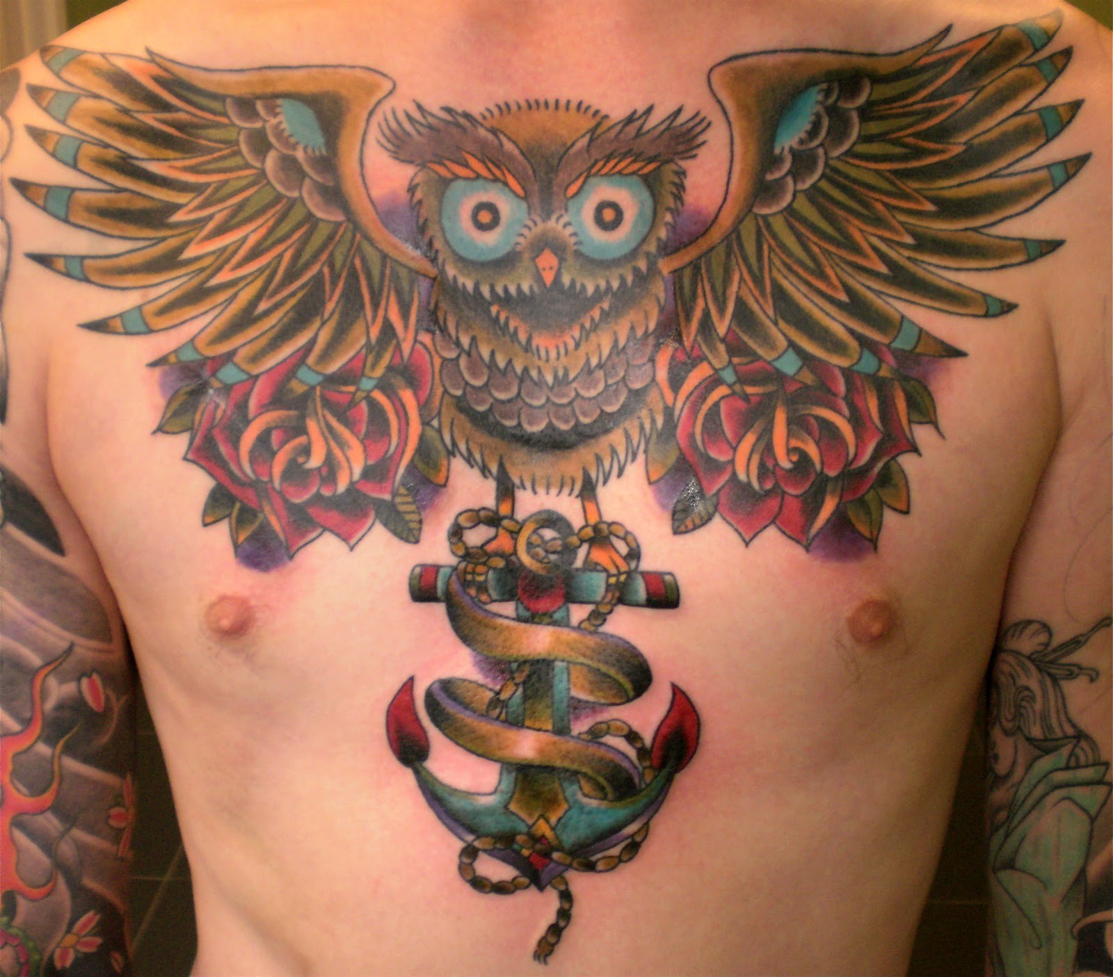 男性胸部霸气的猫头鹰纹身