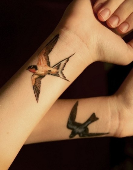 女性双臂燕子刺青