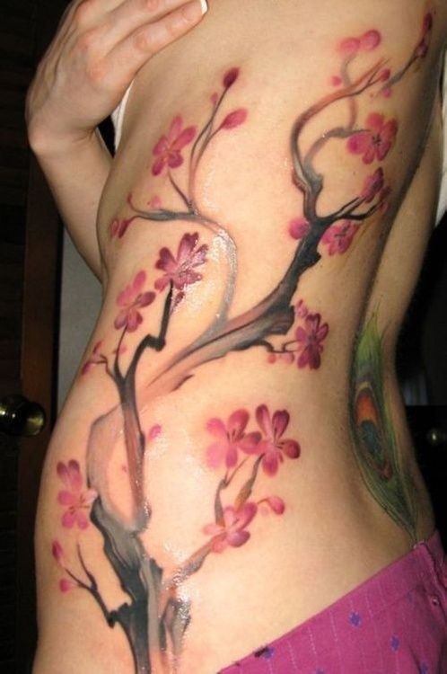 女性腰部唯美的水墨梅花纹身