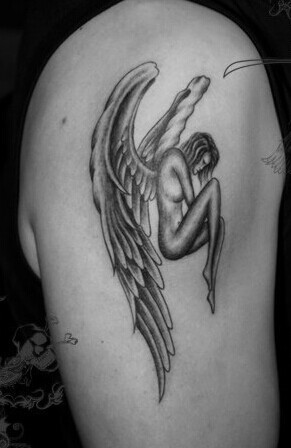 手臂帅气的天使纹身