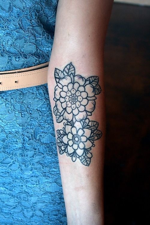 手臂上素色的花朵纹身