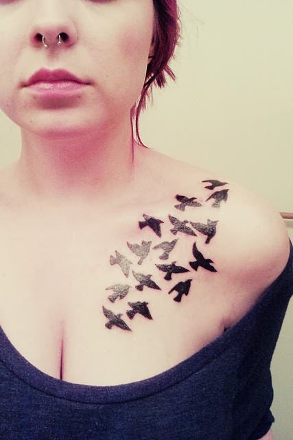美女胸部一群小鸟刺青