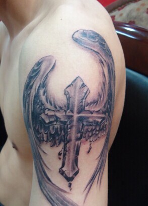 手臂一款带翅膀的十字架刺青
