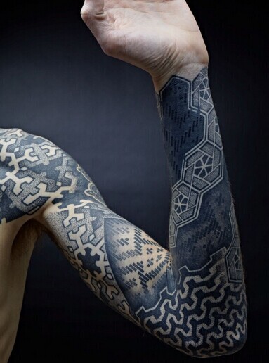 深受时尚人士喜爱的图腾花臂纹身
