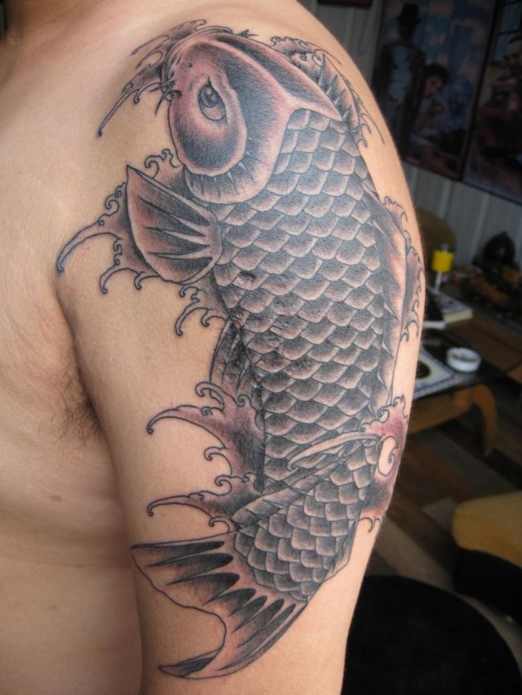 手臂上一款个性的黑白鲤鱼纹身