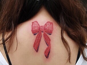 清新唯美的蝴蝶结纹身