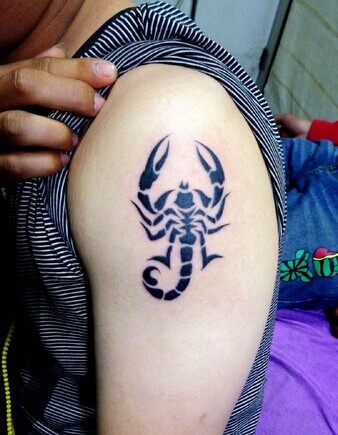 简单有个性的蝎子图腾纹身