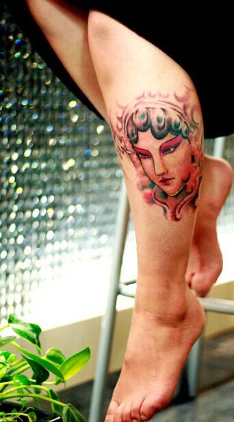 小腿上漂亮的花旦纹身