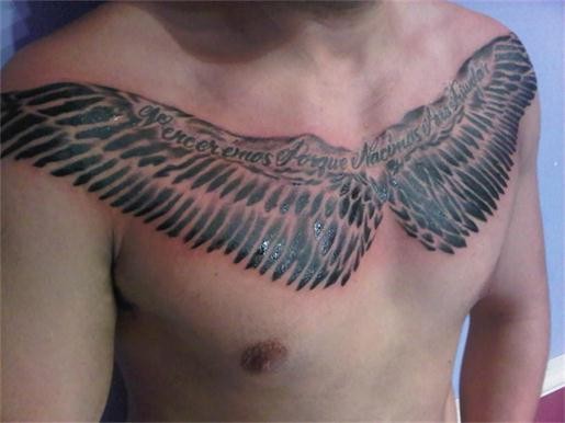 男士胸部大气时尚的翅膀纹身