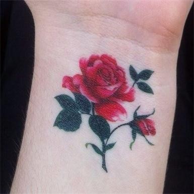 手腕漂亮唯美的花朵纹身