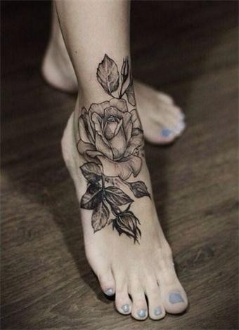 在脚背上纹上自己喜爱的花朵