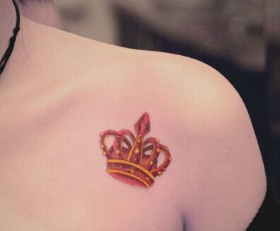 女生肩部唯美的皇冠刺青