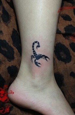 简单时尚好看的蝎子图腾纹身