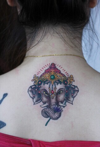 女生背部好看的象神纹身